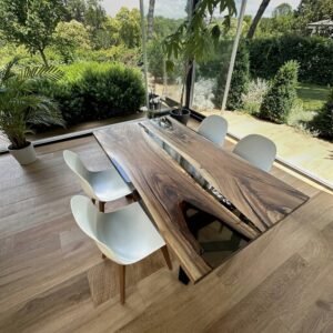 Stefanel matbord i europeisk valnöt och glansigt rökt harts